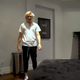 El youTuber Randumb recorriendo su habitación en la nueva mansión